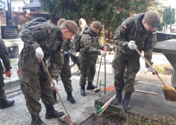 Sandomierz: „Zawsze gotowi, zawsze blisko” – terytorialsi dbają o mogiły bohaterów.