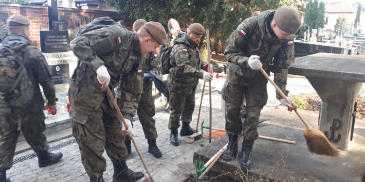 Sandomierz: „Zawsze gotowi, zawsze blisko” – terytorialsi dbają o mogiły bohaterów.
