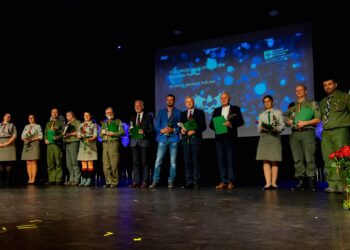 Tarnobrzeg. Statuetka od harcerzy dla prezydenta miasta.