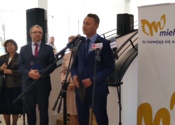 Mielec: Biały Dom z książkami.