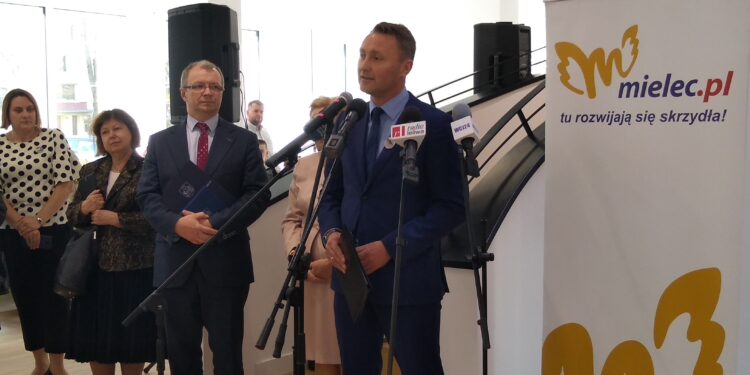 Mielec: Biały Dom z książkami.