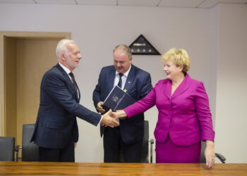 Tarnobrzeg.  Umowa na budowę Żeglarskiej i Plażowej.