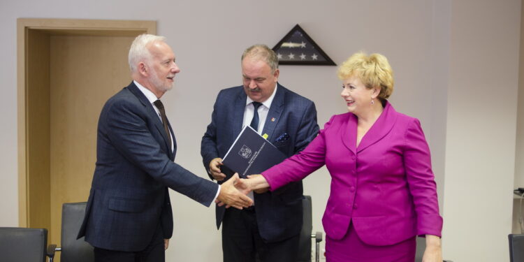 Tarnobrzeg.  Umowa na budowę Żeglarskiej i Plażowej.