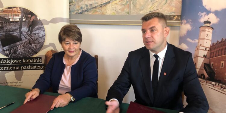 Sandomierz: Wspólny cel Sandomierza i Ostrowca Św. – promocja krzemienia pasiastego i walorów turystycznych.