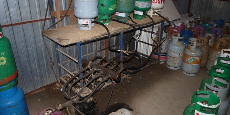 Mielec: Nielegalna przepompownia gazu.