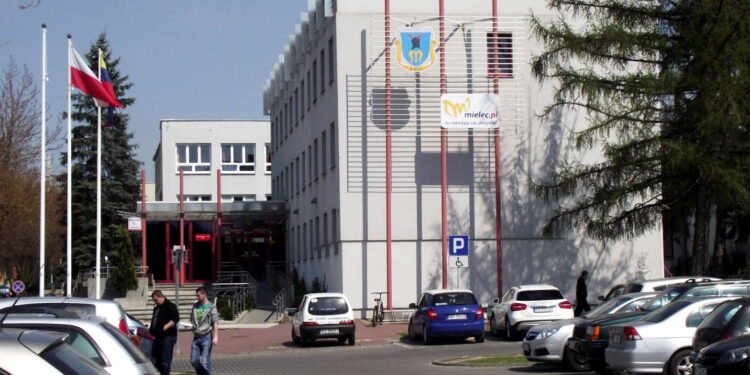 Mielec: Urzędnicy komentują w sieci.