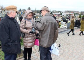 Kolbuszowa: Kwesta na cmentarzu.