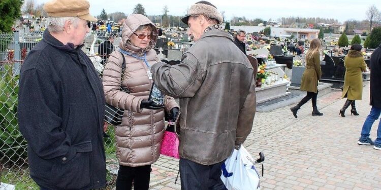 Kolbuszowa: Kwesta na cmentarzu.