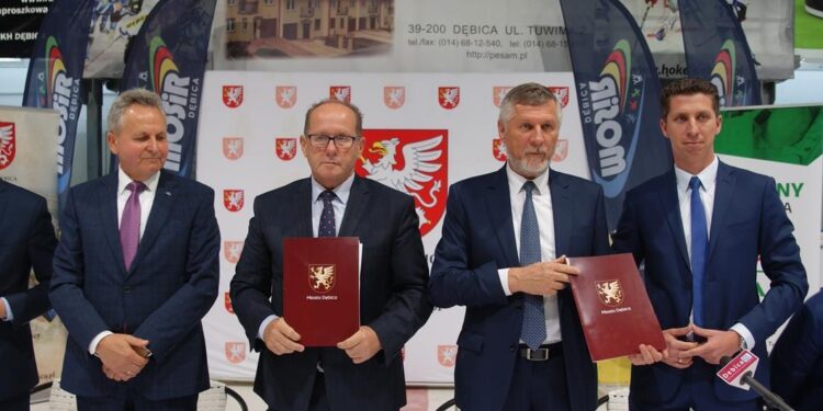 Dębica: Przebudowa obiektu hali lodowiska wraz z zapleczem