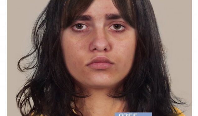Tarnobrzeg. Okradziono staruszkę. Policja opublikowała portret pamięciowy kobiety zamieszanej w przestępstwo.
