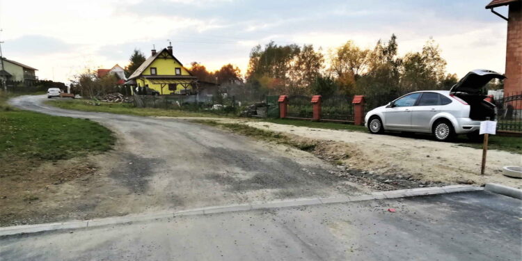 Mielec: Chcą lamp, chodnika i ścieżki rowerowej.
