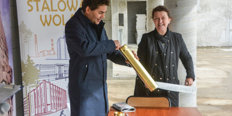 Stalowa Wola: Wmurowano kamień węgielny w powstającej hali sportowej Trójki