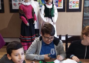 Sandomierz: Dzieci poznają ludowy strój sandomierski.