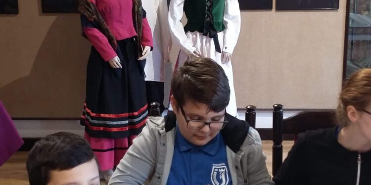 Sandomierz: Dzieci poznają ludowy strój sandomierski.