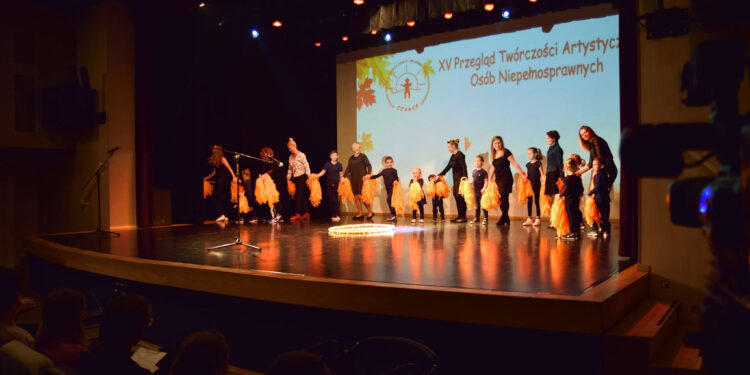 Stalowa Wola: Niepełnosprawni zaprezentowali soje talenty artystyczne