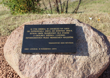 Nisko, Zarzecze: Na Ługu odsłonięto tablicę ku pamięci ofiar obozu przejściowego dla Żydów