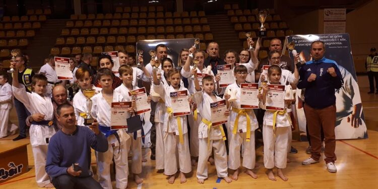 Chełm: Medale sandomierskich karateków.