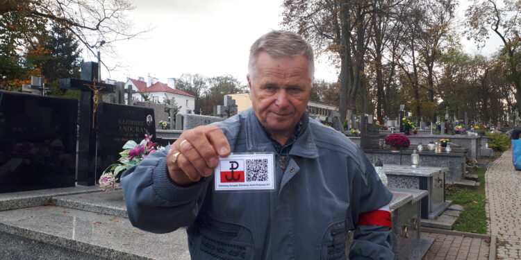 Sandomierz: Kod QR na grobie podpułkownika Antoniego Wiktorowskiego pseudonim „Kruk”.