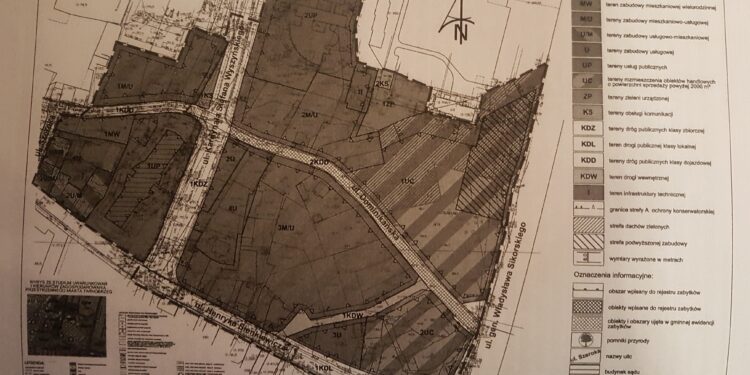 Tarnobrzeg. Łąka w centrum przestanie straszyć?