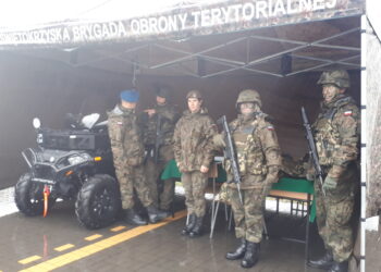 Sandomierz: Deszcz nie przeszkodził pasjonatom wojska.