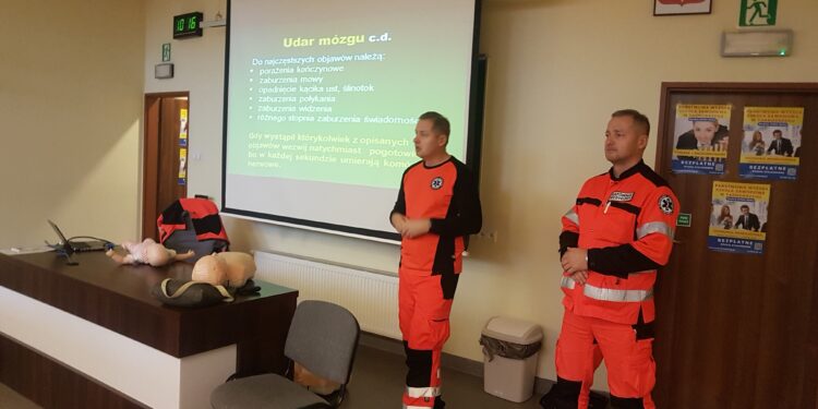 Tarnobrzeg. Ratownicy medyczni edukowali mieszkańców.