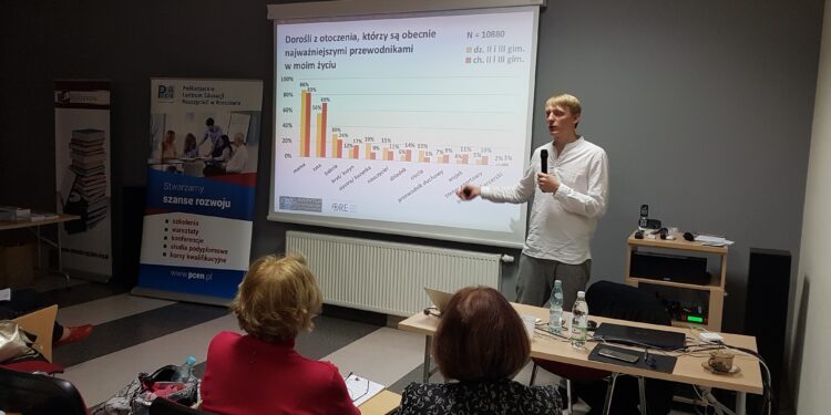 Tarnobrzeg. Patotreści w Internecie, uzależnienie od smartfonów tematem konferencji.