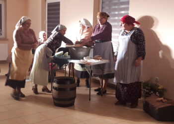 Chwałki: Kiszenie kapusty, śpiew i biesiadowanie czyli Dzień Seniora.