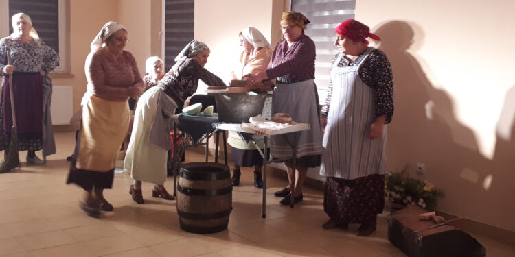 Chwałki: Kiszenie kapusty, śpiew i biesiadowanie czyli Dzień Seniora.