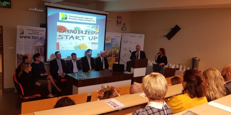 Tarnobrzeg. Młodym brakuje odwagi i motywacji. W PWSZ dyskutowano o przedsiębiorczości.