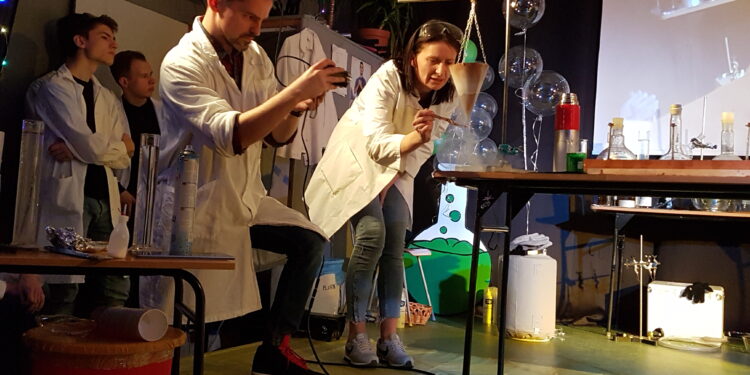 Tarnobrzeg. Wybuchy, syki i dym. Nikt się nie nudził na imprezie w HETMANIE.