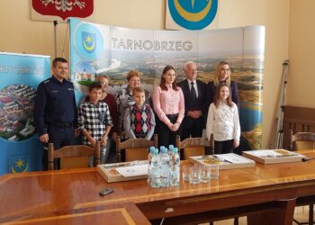 Tarnobrzeg. Trójka młodych ludzi nagrodzona za uczciwość.