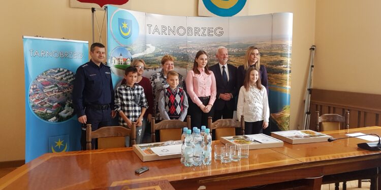 Tarnobrzeg. Trójka młodych ludzi nagrodzona za uczciwość.