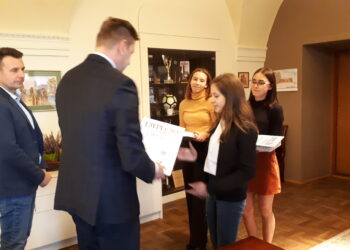 Sandomierz: Nagrody za „Sandomierski Szkicownik” trafiły do rąk młodych artystów.