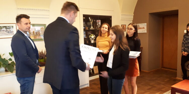 Sandomierz: Nagrody za „Sandomierski Szkicownik” trafiły do rąk młodych artystów.