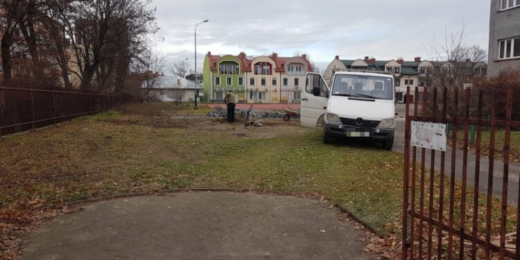 Tarnobrzeg. Przy ulicy Dekutowskiego powstaje siłownia plenerowa.