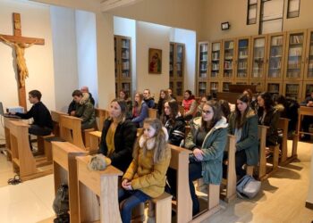 Sandomierz, Kraków: Sandomierscy wolontariusze Szkolnych Kół Caritas z wizytą u „Duchaków”.