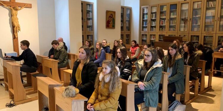 Sandomierz, Kraków: Sandomierscy wolontariusze Szkolnych Kół Caritas z wizytą u „Duchaków”.