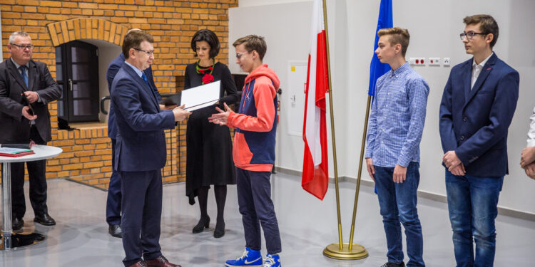 Ostrowiec Św: Uczniowie z certyfikatami