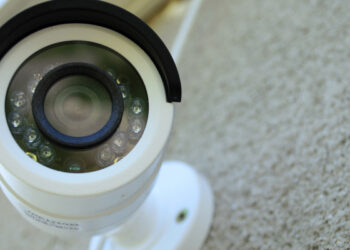 Mielec:  Fotopułapka czeka na podrzucających śmieci.