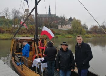 Sandomierz: Wyruszył Flis Niepodległości dubasem „Sandomierka”.