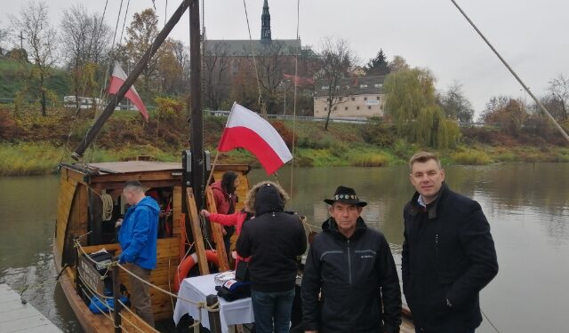 Sandomierz: Wyruszył Flis Niepodległości dubasem „Sandomierka”.