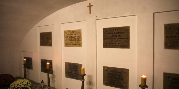 Sandomierz: Krypty katedralne otwarte dla zwiedzających.