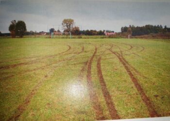 Mielec: Jeździli po murawie boiska…