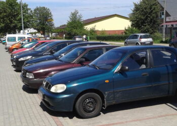Kolbuszowa: Lustra na parkingach