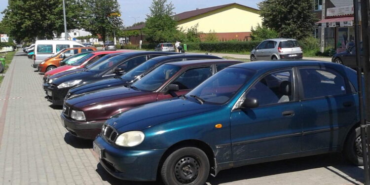Kolbuszowa: Lustra na parkingach