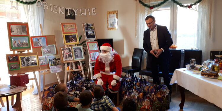 Łoniów: Święty Mikołaj odwiedził mieszkańców Domów dla Dzieci i Młodzieży.