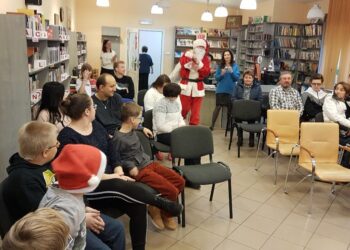 Tarnobrzeg. Mikołaj  z prezentami w bibliotece.