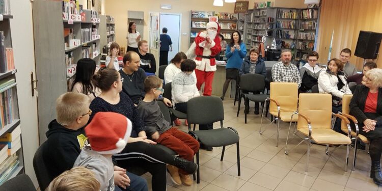 Tarnobrzeg. Mikołaj  z prezentami w bibliotece.