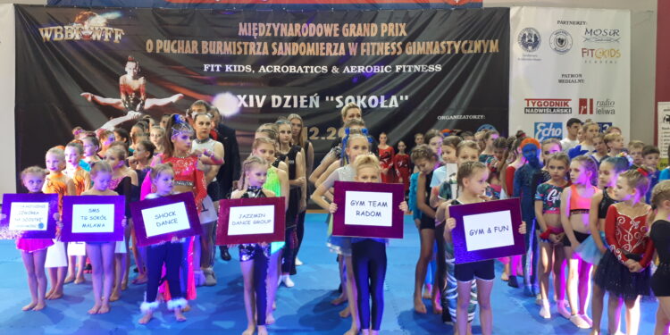 Sandomierz: Gimnastyczne akrobacje na hali MOSiR.