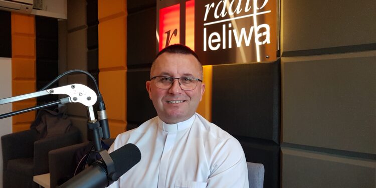 Sulisławice. Lama z małymi i cielątko w żywej szopce u Zmartwychwstańców.